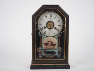 Vente aux enchères Pendule borne de style Louis XVI en bois noirci et fixé sous verre. Di
