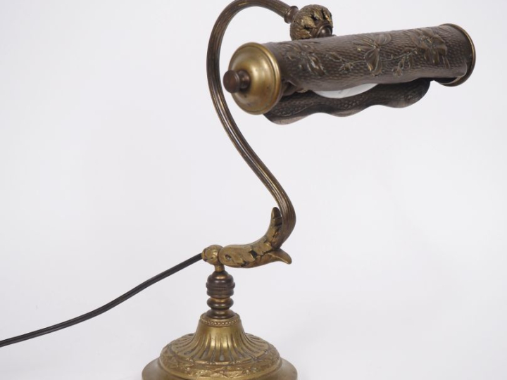 Lampe de bureau Art Nouveau en bronze et laiton à décor de fleurs.