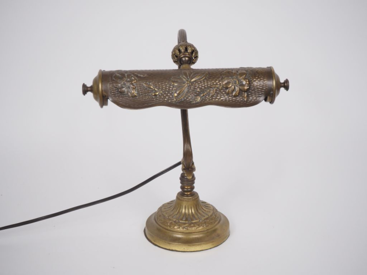 Lampe de bureau Art Nouveau en bronze et laiton à décor de fleurs.