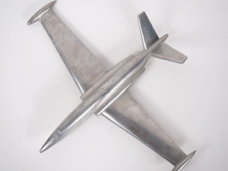 Vente aux enchères Avion de style Art Déco en métal chromé. Dim. 39 x 30 cm