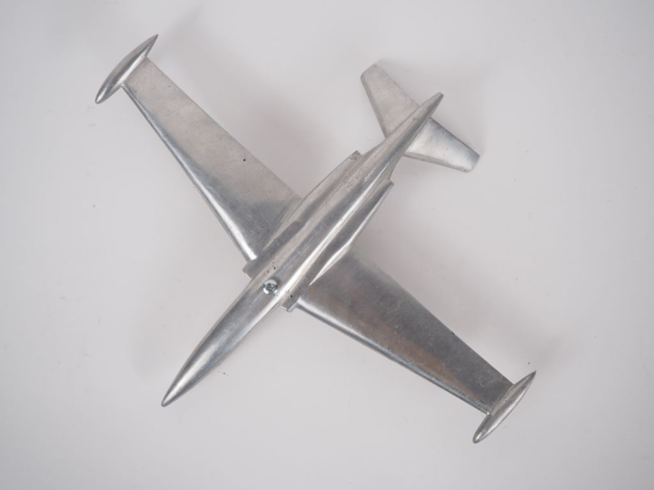 Avion de style Art Déco en métal chromé. Dim. 39 x 30 cm