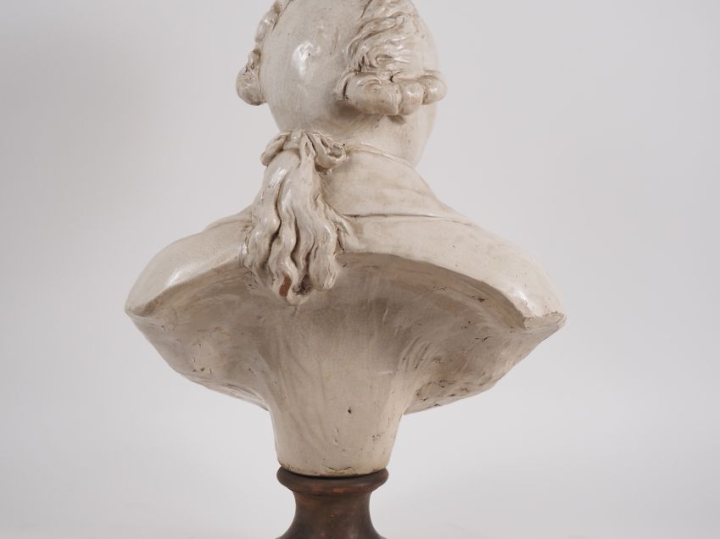 Sculpture en faïence "portrait d'homme de la fin du XVIIIème en buste"