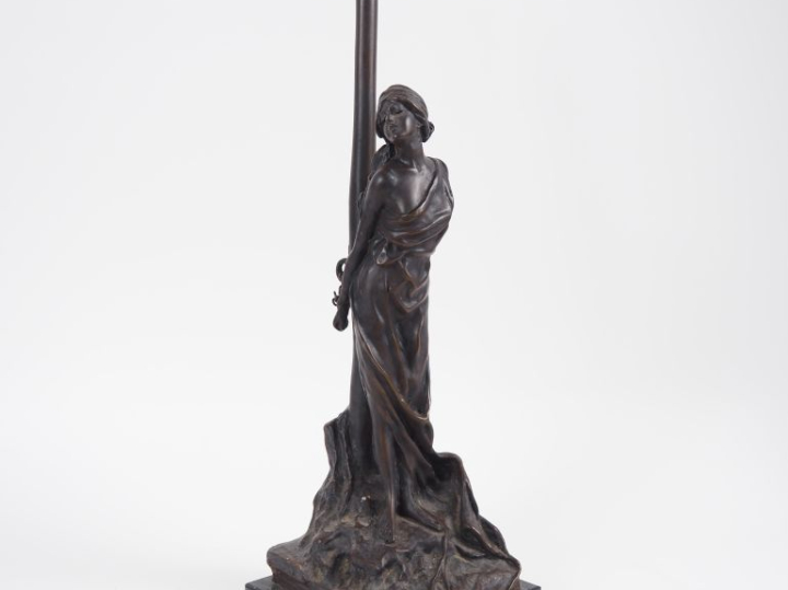VILLANIS. (d'après) "la jeune enchainée" Sculpture en bronze à patine 