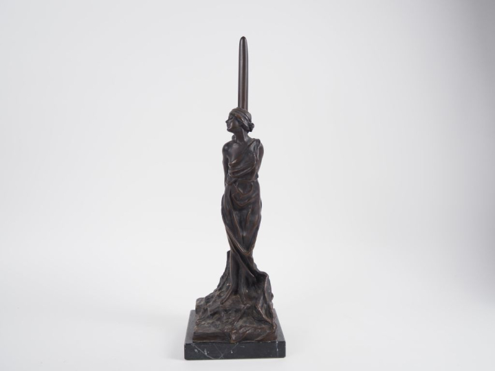 VILLANIS. (d'après) "la jeune enchainée" Sculpture en bronze à patine 