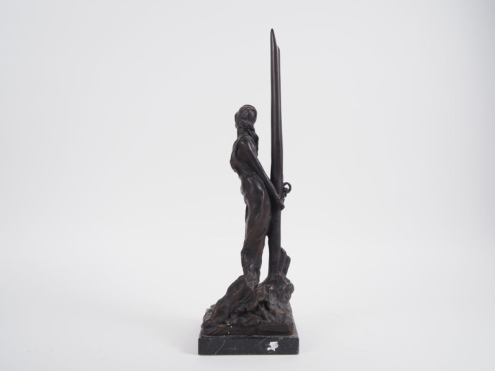VILLANIS. (d'après) "la jeune enchainée" Sculpture en bronze à patine 