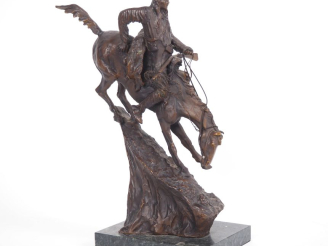 Vente aux enchères REMINGTON. (d'après) "chef indien à cheval" Bronze à patine brune sur 