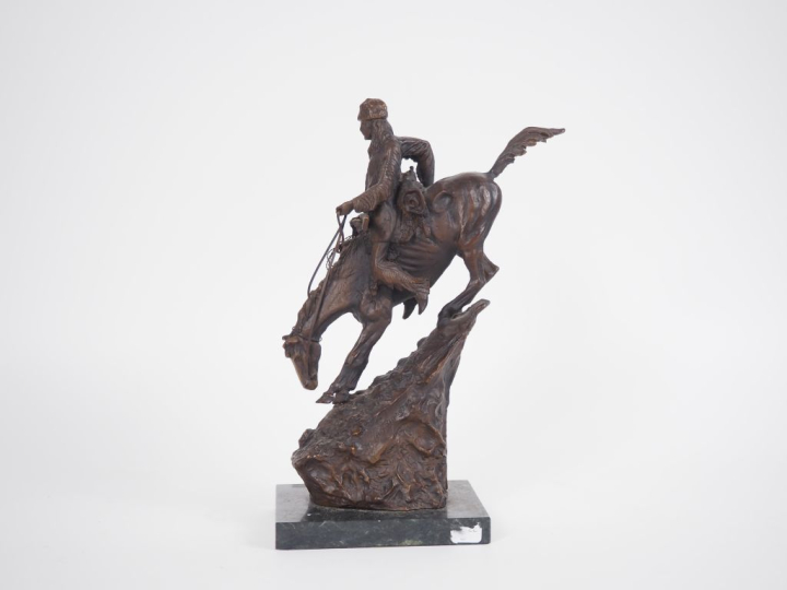 REMINGTON. (d'après) "chef indien à cheval" Bronze à patine brune sur 