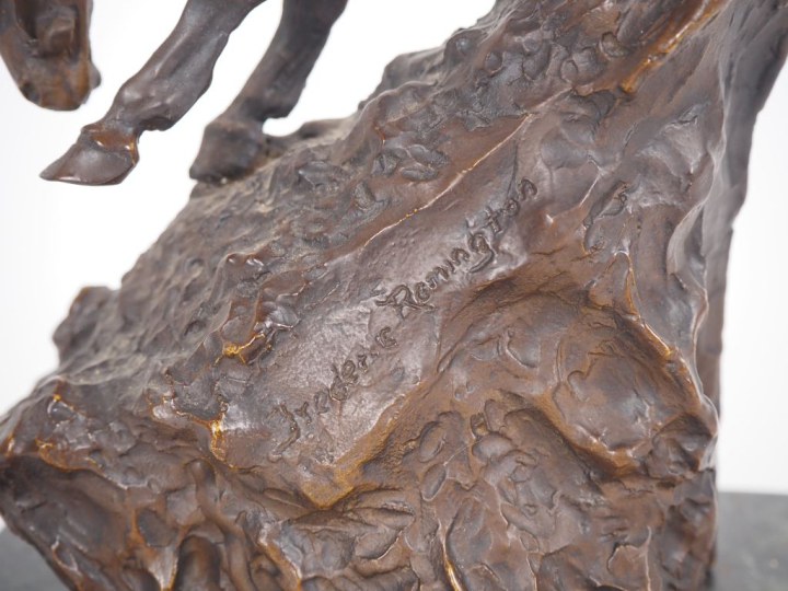 REMINGTON. (d'après) "chef indien à cheval" Bronze à patine brune sur 