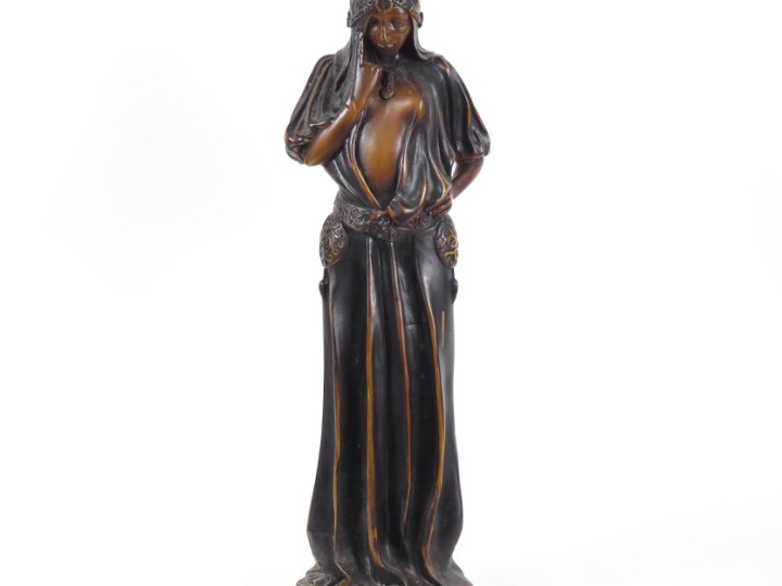 Ecole française XXème.  "la belle esclave"  Sculpture en bronze à pati