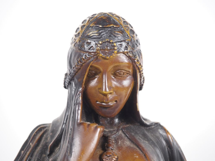 Ecole française XXème.  "la belle esclave"  Sculpture en bronze à pati