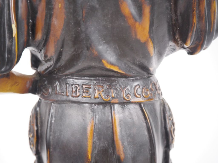 Ecole française XXème.  "la belle esclave"  Sculpture en bronze à pati