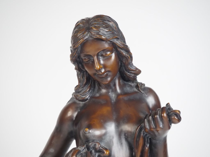 CARRIER BELEUSE (d'après). "Baigneuse" Grand bronze à patine brune H. 