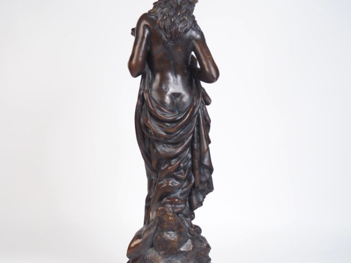 CARRIER BELEUSE (d'après). "Baigneuse" Grand bronze à patine brune H. 
