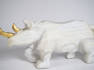 Vente aux enchères Ecole contemporaine.  "Rhinocéros".  Importante sculpture en pierre bl
