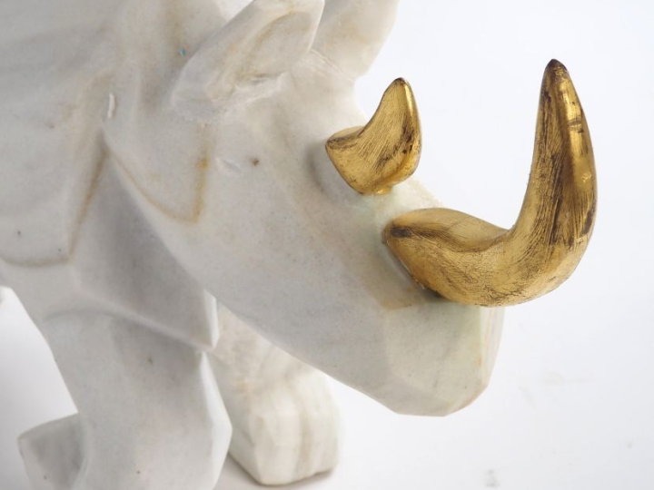 Ecole contemporaine.  "Rhinocéros".  Importante sculpture en pierre bl