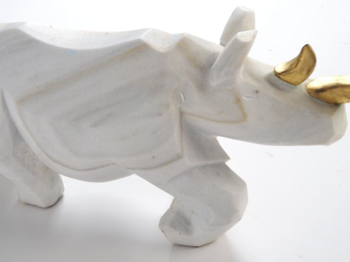 Ecole contemporaine.  "Rhinocéros".  Importante sculpture en pierre bl