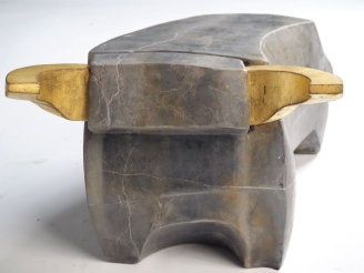 Vente aux enchères Ecole contemporaine.  "Taureau" Importante sculpture en pierre grise e