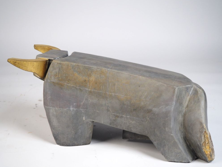 Ecole contemporaine.  "Taureau" Importante sculpture en pierre grise e