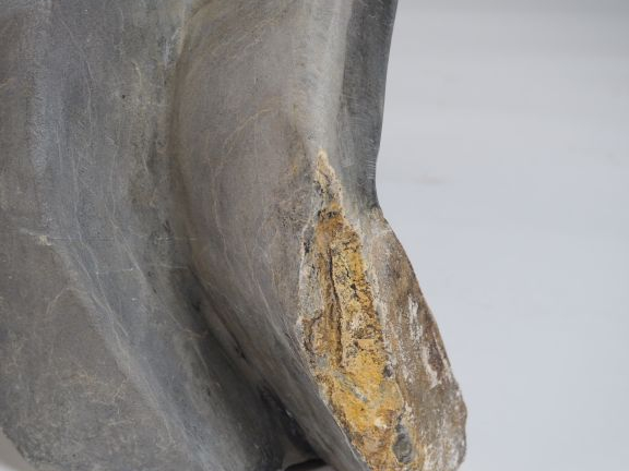 Ecole contemporaine.  "Taureau" Importante sculpture en pierre grise e