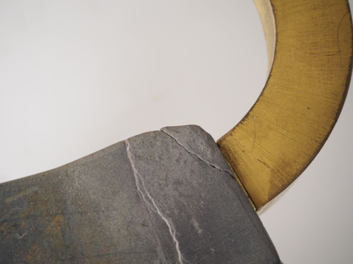Ecole contemporaine.  "Taureau" Importante sculpture en pierre grise e