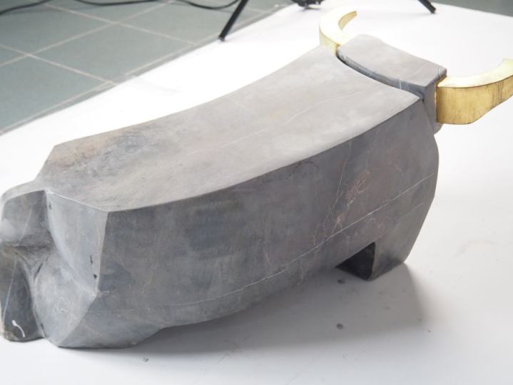 Ecole contemporaine.  "Taureau" Importante sculpture en pierre grise e