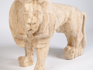Vente aux enchères Ecole contemporaine. "Lion" Importante sculpture en pierre beige. Sign