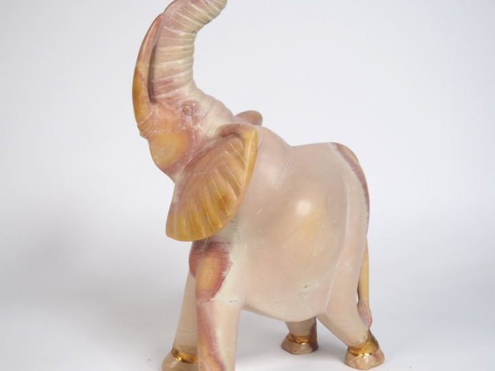Ecole moderne. "Eléphant" Sculpture en pierre dure  H. 58 cm  (un pied