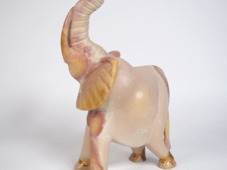Vente aux enchères Ecole moderne. "Eléphant" Sculpture en pierre dure  H. 58 cm  (un pied