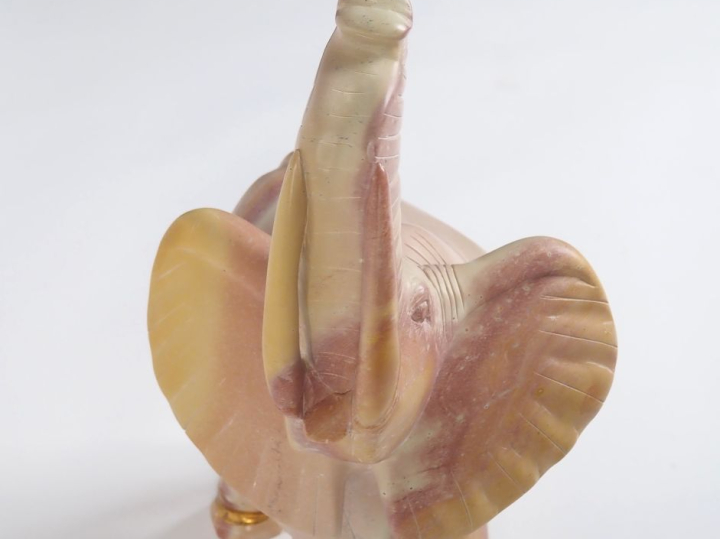 Ecole moderne. "Eléphant" Sculpture en pierre dure  H. 58 cm  (un pied