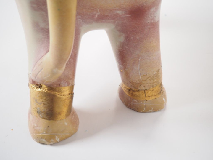 Ecole moderne. "Eléphant" Sculpture en pierre dure  H. 58 cm  (un pied