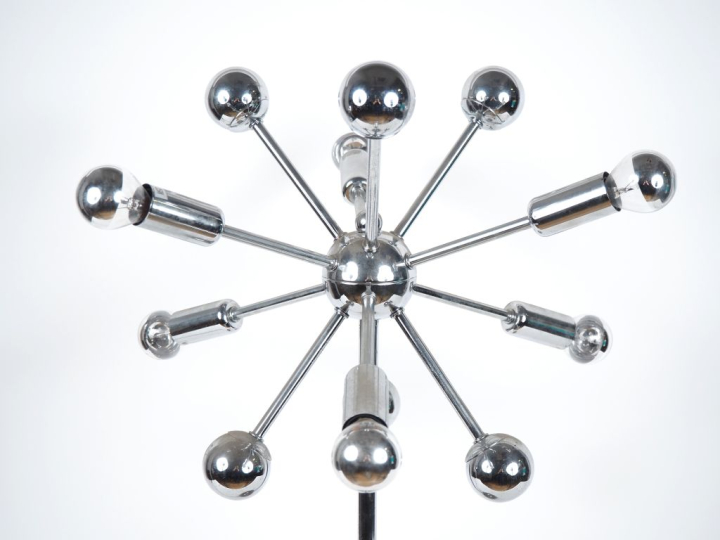 Lampe "spoutnik" en métal chromé. H. 66 cm