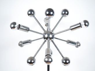 Vente aux enchères Lampe "spoutnik" en métal chromé. H. 66 cm