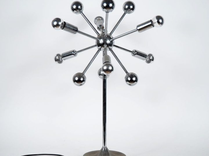 Lampe "spoutnik" en métal chromé. H. 66 cm