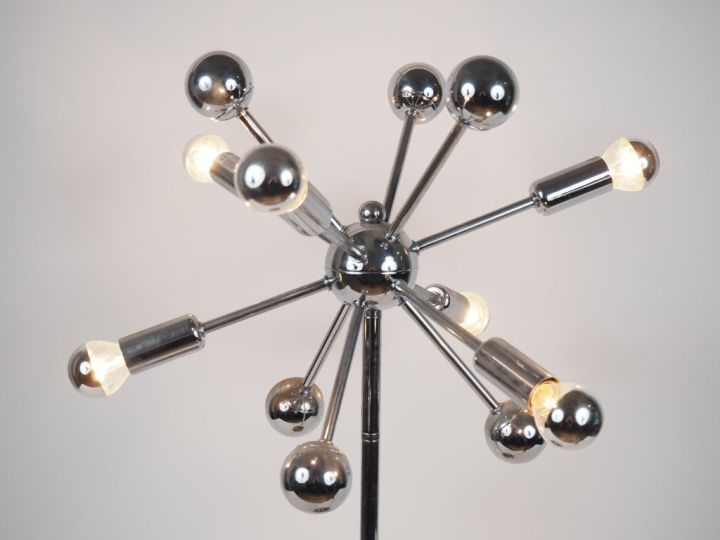 Lampe "spoutnik" en métal chromé. H. 66 cm
