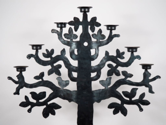 Vente aux enchères BERTIL VALLIEN.  "Tree of life" Chandelier sur pied en fer éclairant à