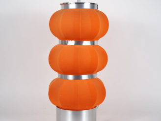 Vente aux enchères Lampe des années 70 en tissu orange et métal chromé. H. 62 cm