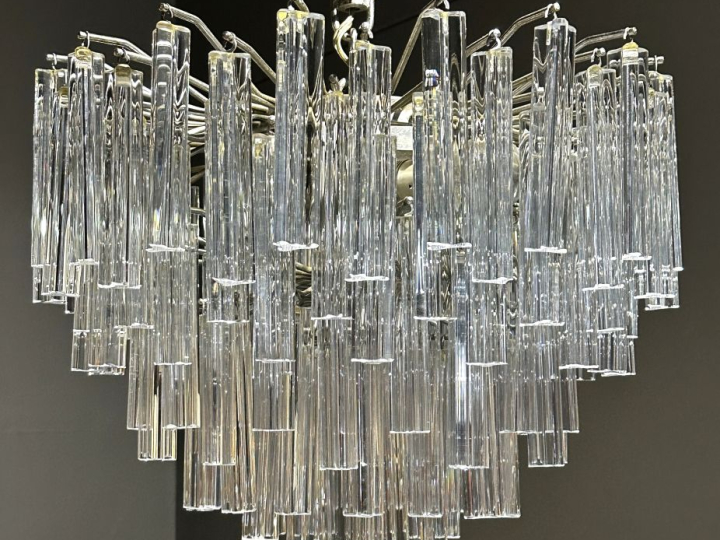 MURANO.  Lustre à pampilles en métal chromé et verre, éclairant à quat
