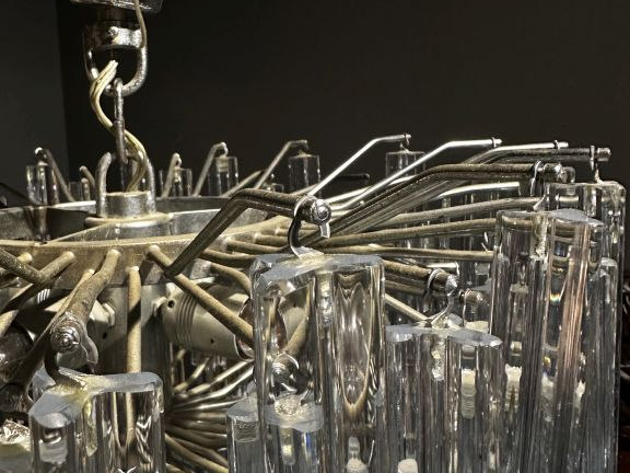 MURANO.  Lustre à pampilles en métal chromé et verre, éclairant à quat