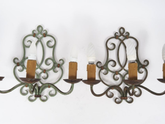 Vente aux enchères Suite de quatre appliques 1950 en fer forgé laqué vert et doré à décor
