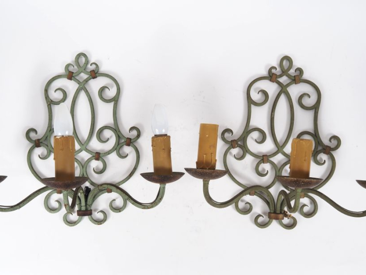 Suite de quatre appliques 1950 en fer forgé laqué vert et doré à décor