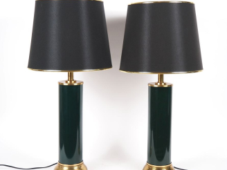 Vente aux enchères Paire de lampes de salon en céramique vert anglais et laiton. H. 51 cm