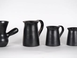 Vente aux enchères VALLAURIS.  Suite de quatre pièces de forme en céramique noire lustrée