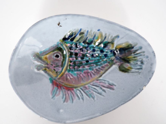 Vente aux enchères Coupe ovale en céramique polychrome à décor de poissons, monogrammée Q