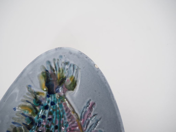 Coupe ovale en céramique polychrome à décor de poissons, monogrammée Q