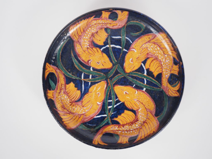 LA BEGUILE.  Coupe sur talon en céramique polychrome à décor de poisso