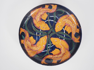 Vente aux enchères LA BEGUILE.  Coupe sur talon en céramique polychrome à décor de poisso