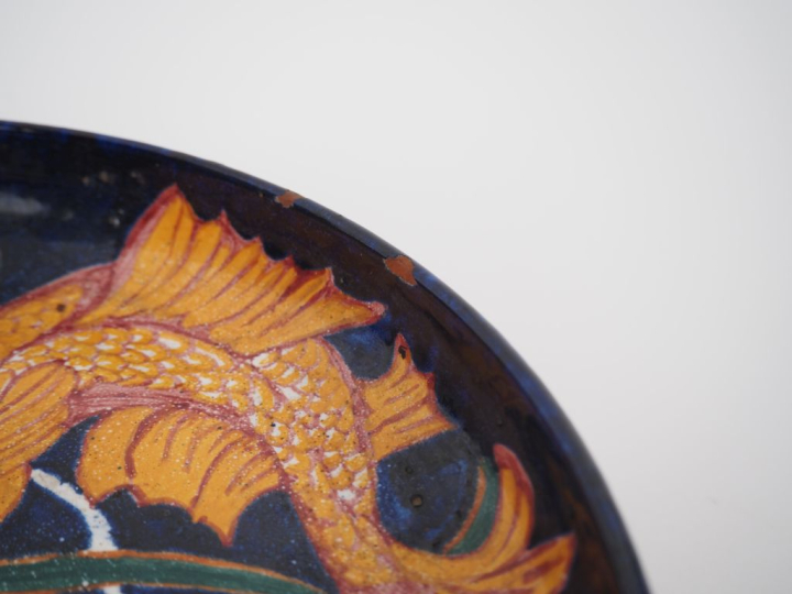 LA BEGUILE.  Coupe sur talon en céramique polychrome à décor de poisso