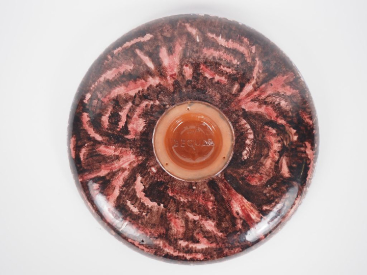 LA BEGUILE.  Coupe sur talon en céramique polychrome à décor de poisso