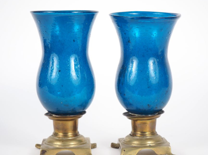 Paire de photophores en verre bleuté et bullé, piétement en laiton. H.