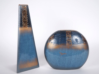 Vente aux enchères VIZARD.  Vase à panse applatie et vase tronconique en céramique bleue 
